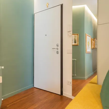 Volta Square With Terrace By Rent Apartament Como